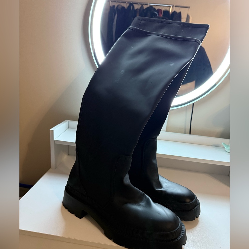 NEVER WORN Tall Black Matte Rubber Boots